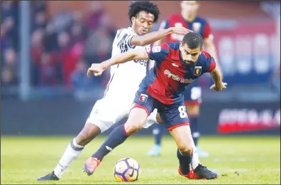  ??  ?? Juventus’ Colombian midfielder Juan Cuadrado (left), fights for the ball with Genoa’s Venezuelan midfielder Tomas Rincon during the Italian Serie A football match between Genoa and Juventus on Nov 27, 2016 at the ‘Luigi Ferraris’ Stadium in Genoa. (AFP)