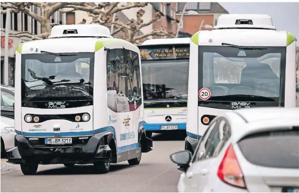  ?? FOTO: RALPH MATZERATH ?? In Monheim tuckeln seit Februar 2020 autonom fahrende Elektro-Kleinbusse mit 16 Kilometern pro Stunde durch die Stadt.