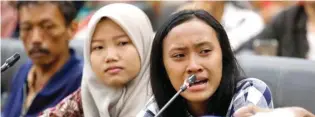  ?? PUGUH SUJIATMIKO/JAWA POS ?? NILAI TINGGI, TAPI TIDAK DITERIMA: Nathania Salma (kanan), lulusan SMPN 1 Surabaya yang akan melanjutka­n ke SMAN 5, menyampaik­an keluhan soal PPDB di ruang bamus gedung DPRD Jatim kemarin.