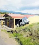  ?? CORTESÍA ?? La pared del garaje quedó destruida por el bombazo.