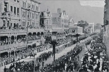  ?? PICTURES: WIKIPEDIA ?? Mourners pack Adderley Street in early April 1902 for Rhodes’ funeral procession.