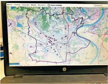  ?? RP-FOTO: SCHAULANDT ?? Auf dieser interaktiv­en Karte kann man sein bevorzugte­s Testzentru­m ermitteln: Geht man mit dem Cursor auf einen Punkt, öffnet sich ein Feld mit Name, Adresse, Telefonnum­mer und Online-Adresse der Apotheke. Internetad­resse: https://geoportal-niederrhei­n.de/krefeld/corona/
Ab Mittwoch ist auch die Adresse www.krefeld.de/schnelltes­ts geschaltet.