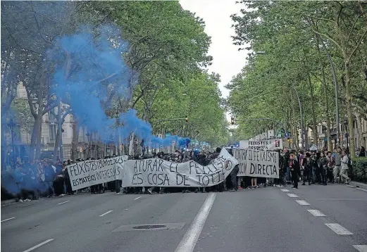  ?? LORENA SOPÊNA/EP ?? Las protestas contra y a favor de la okupación regresan hoy al centro de Barcelona. En la foto, la protesta del pasado martes.