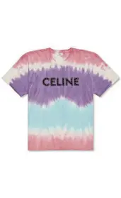  ??  ?? CELINE HOMME
Tie and dye cotton t-shirt with Celine studs / € 450