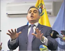  ??  ?? En la mira. Tarek William Saab es presionado por la oposición venezolana, que le pide que apoye la destitució­n de jueces del Tribunal Supremo.