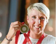  ?? Fotos (4): dpa ?? Elf Jahre nach den Spielen von Peking hat die Speerwerfe­rin Christina Obergföll nachträgli­ch die Silbermeda­ille überreicht bekommen.