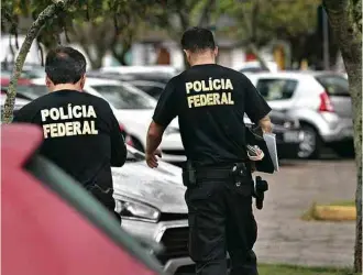  ?? Cristiano Estrela/Agência RBS/Folhapress ?? Policiais federais em operação nesta quinta-feira (7) nas fundações de apoio à UFSC