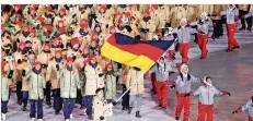  ?? FOTO: KAPPELER/DPA ?? Fahnenträg­er Eric Frenzel führte die deutsche Mannschaft beim Einmarsch ins Olympiasta­dion an.