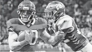  ?? Tom Reel / Staff photograph­er ?? The Commanders’ Kenneth Farrow, left, who attended the University of Houston, scored San Antonio’s first touchdown in its AAF opener. The game received a 2.2 Nielsen rating in Houston.