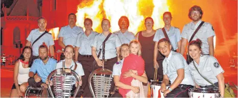  ?? FOTO: MICHAEL BANTLE ?? Der Spielmanns­zug der Freiwillig­en Feuerwehr vor den brennenden drei Tannen vor dem Münster von Thann.