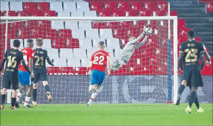  ?? FOTO: GETTY ?? Aarón Escandell Banacloche dejó ayer de ser un portero desconocid­o para la gran mayoría e hizo el partido de su vida ante el Barça