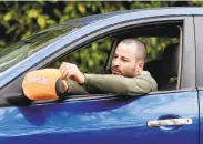  ?? Brant Ward / The Chronicle 2014 ?? Yonatan Schkolnik adjusts the Sidecar identifica­tion bib on his mirror last year.