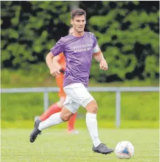  ?? FOTO: VOLKER STROHMAIER ?? Der FV Bad Schussenri­ed (hier Patrick Baur) trifft im Zellersee-Stadion auf den SV Heinstette­n.