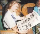  ?? ?? La venezolana Eva Lisa Ljung con un ejemplar del Diario, días antes de la final. A la derecha, la veracruzan­a Adriana Abascal, quien resultó la cuarta finalista del certamen