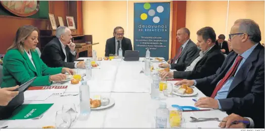  ?? JOSE ÁNGEL GARCÍA. ?? Uno de los momentos del desayuno, celebrado en la sede de ‘Diario de Sevilla’.