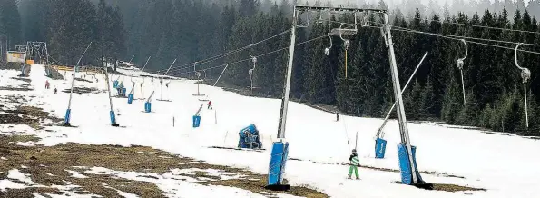  ?? DPA-BILD: PKÖRTNER ?? Skifahren in den Schulferie­n? Eine Online-Petition will das möglich machen. Dann könnte künftig auch am Wurmberg im Harz mehr los sein.