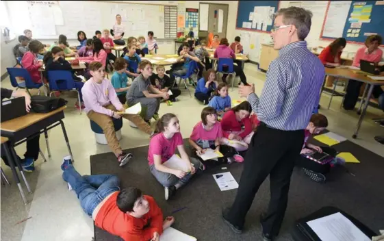  ?? DAVID BEBEE, RECORD STAFF ?? Record reporter Jeff Outhit answers questions for students of Mary Johnston Public School on Wednesday. Their project, called A Kids Guide to Canada, involves connecting with communitie­s across the country.