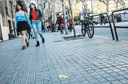  ?? MONTSE GIRALT ?? La prueba del paso de la grúa por Urquinaona: pegatinas amarillas donde había motos mal aparcadas