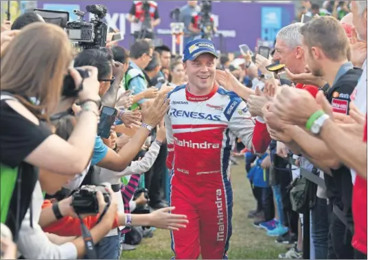  ??  ?? SUPERÓ UN TROMPO. Rosenqvist salía en la pole y perdió el liderato tras cometer un error en la vuelta inicial del que se repuso para vencer.