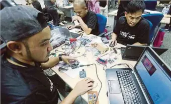  ??  ?? PESERTA dari Universiti Teknologi Brunei membuat prototaip produk sistem ladang pintar pada pertanding­an ASEAN Makerton 2017 anjuran SKMM di Cyberjaya.