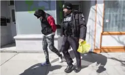  ?? BERNARD WEIL/TORONTO STAR ?? Toronto police make an arrest after one of many raids on pot shops. Since last May, 162 dispensari­es have opened their doors in Toronto. The city has shut down 110.