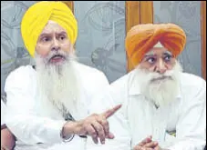  ?? HT PHOTO ?? SAD senior vicepresid­ent Bhai Manjit Singh (left) and party leader Harwinder Singh Sohal at a press conference in Amritsar.