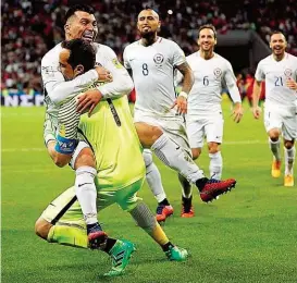  ??  ?? Tormann- Star Claudio Bravo gehörten alle Gratulatio­nen