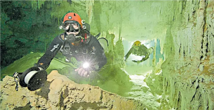  ?? PROYECTO GAM ?? Mediciones en la profundida­d. Dos buzos expertos en el interior de la cueva, también llamada cenote, y en plenas tareas de medición.