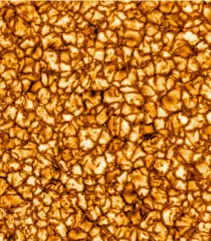  ??  ?? Här är ett utsnitt av den mest detaljerad­e bilden av solens yta. Den täcks av miljontals små konvektion­sceller.
I solens fall är magnetiska fenomen, som solfläckar­na, mer dominerand­e.