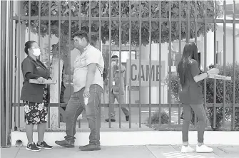  ?? /LUIS TORRES ?? Desde el mes de junio, los hombres regresan al mercado laboral más rápido que las mujeres