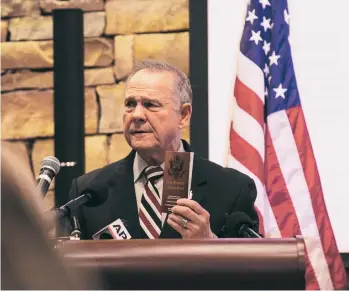  ??  ?? Roy Moore ha insistido que las denuncias de abuso sexual en su contra son una patraña para desacredit­ar su carrera.