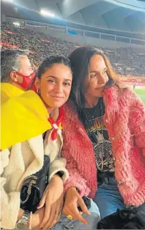  ?? INSTAGRAM ?? Elena y su hija Sira acuden juntas a un partido de la selección.