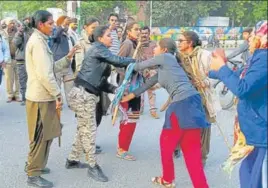  ?? HT PHOTO ?? Police trying to disperse protesters who were holding a dharna outside the city police station in Faridkot on Sunday.