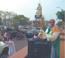  ??  ?? El sacerdote Jorge Cuevas muestra el santísimo, fue ayer frente a la parroquia María Auxiliador­a antes de la caravana.