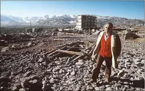  ??  ?? En 1989, le chanteur se rend en Arménie après le tremblemen­t de terre.