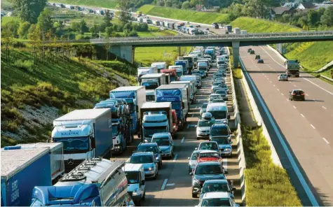  ?? Archivfo: Bernhard Weizenegge­r ?? Lastwagen und Busse auf der mittleren Spur: Sie sind Rettungskr­äften ein Dorn im Auge, weil die Rettungsga­sse eng wird.