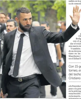  ?? CHRISTOPHE PETIT TESSON / EFE ?? Karim Benzema, a la llegada del Real Madrid a París en el día de ayer.