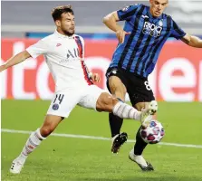  ?? ANSA ?? Mario Pasalic in un duello con Juan Bernat