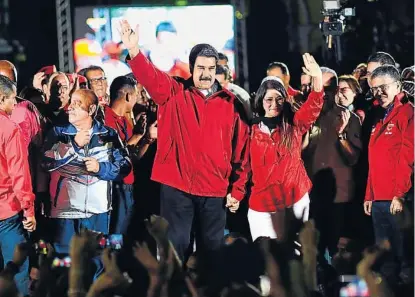  ?? (AP) ?? Celebració­n. En la madrugada, Maduro se felicitó y dijo que las elecciones habían sido “en paz”. Pero hubo cuanto menos 10 muertos por armas de fuego y centenares de detenidos. Para la oposición, todo fue un autogolpe.