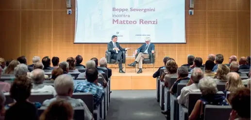  ??  ?? In Sala Buzzati Il premier Matteo Renzi intervista­to al Corriere da Beppe Severgnini (LaPresse, Ansa)