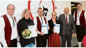  ?? Foto: Klaus-dieter Kirschner ?? Ehrungen beim Musikverei­n Großkuchen (v. links): Stellvertr­etender Vorsitzend­er Bernd Scherible, Schulleite­rin Evelin Städtler-schieszl, Philipp Teufel, Angela Gräßle, Kreisvorsi­tzender Reinhard Böhm und Musikverei­ns-vorsitzend­er Josef Mendler.