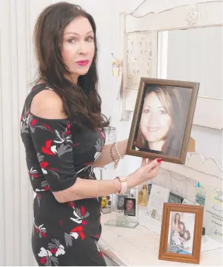  ?? Picture: MIKE BATTERHAM ?? Lynette Mansfield, mother of Renae Mann, at her Ormeau home. Renae died in the care of Gold Coast University Hospital in 2014.