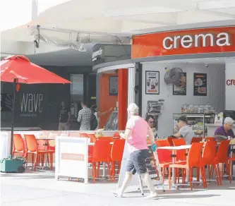  ?? Picture: ALEX COPPEL ?? A quiet street and empty tables near Surf Parade in Broadbeach.