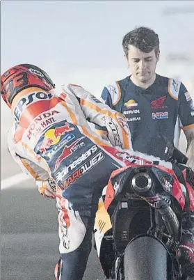  ?? FOTO: GETTY ?? Marc Márquez bajando de su moto tras completar una tanda en los test de Losail