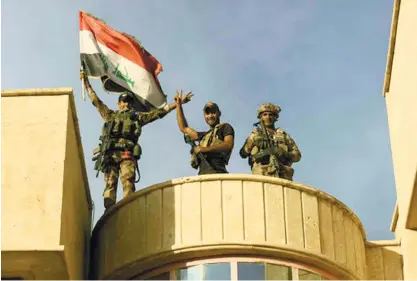  ?? (AP FOTO) ?? IS MILITANTS DRIVEN OUT. Iraqi special forces forces raise an Iraqi flag after retaking Bartella, outside Mosul, Iraq. Iraqi and Kurdish forces backed by a US-led coalition launched a multi-pronged assault this week to retake Mosul and surroundin­g...