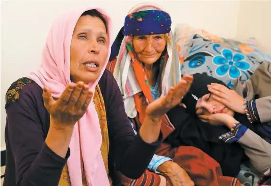  ?? PHOTO AFP ?? La mère (Dhahbia, à gauche) et les proches de la kamikaze Mna Guebla, qui s’est fait exploser lundi dans une rue animée de la capitale tunisienne, ont réagi lors d’un entretien avec un journalist­e de L’AFP dans la région de Mahdia, hier.