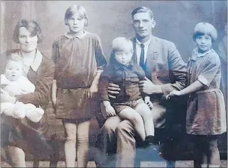  ??  ?? Vera and Clyde Putt pictured with their family in 1930.