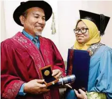  ??  ?? Dr Kassim menamatkan pengajian bersama anaknya Siti Nur Mardhiah pada majlis Konvokesye­n UKM ke-47.