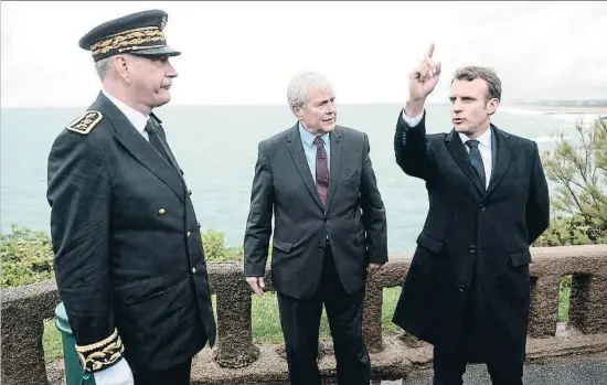  ?? IROZ GAIZKA / POOL / EFE ?? Macron, con el prefecto de los Pirineos Atlánticos y el alcalde de Biarritz, ayer planifican­do la cumbre del G-7 que se celebrará en agosto