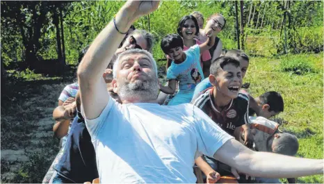  ?? FOTO: BUKI ?? Roma-Kinder sollen ihre Rolle finden. Stefan Zell im Vordergrun­d spielt beim Theaterpro­jekt im BuKi-Haus in Cidreag eine Szene im Bus nach.